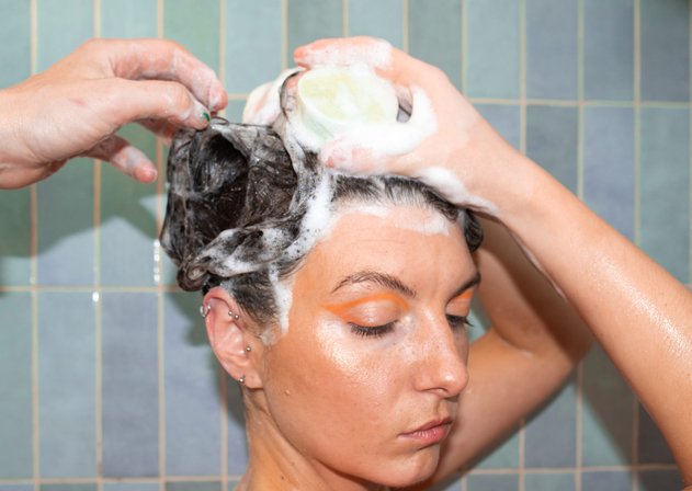 Peeling do skóry głowy - domowy sposób. Jak zrobić peeling skóry głowy - 5 naturalnych przepisów.