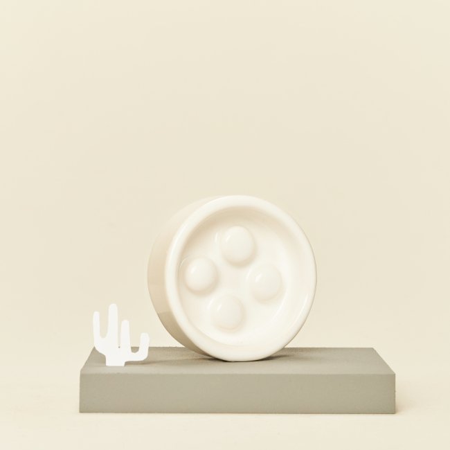 Biała okrągła ceramiczna mydelniczka z wypustkami